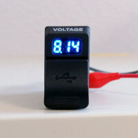 Doppel USB-A Steckdose mit Digital Voltmeter, 3-stellig, Blau, 12–24V, 2x 5V 2,4A, 37x21mm